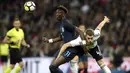 Striker Inggris, Tammy Abraham, berebut bola dengan bek Jerman, Matthias Ginter, pada laga persahabatan di Stadion Wembley, London, Jumat (10/11/2017). Kedua negara bermain imbang 0-0. (AP/Nick Potts)