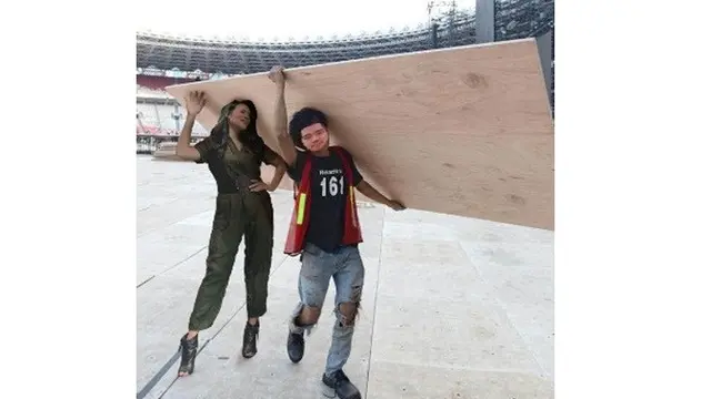Pria Ini Minta Edit Foto dengan Orang Terkenal, 7 Hasilnya Bikin Geleng-Geleng