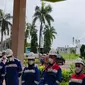 Menteri ESDM Arifin Tasrif memberikan keterangan pers kepada wartawan usai meninjau kondisi terbaru kebakaran tangki Pertamina RU VI Balongan Indramayu. Foto (Liputan6.com / Panji Prayitno)