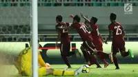 Pemain timnas Indonesia U-23 merayakan gol yang dicetak Hansamu Yama Pranata (kiri) saat laga persahabatan melawan Korea Selatan U-23 di Stadion Pakansari, Kab Bogor, Sabtu (23/6). Indonesia U-23 kalah 1-2. (Liputan6.com/Helmi Fithriansyah)