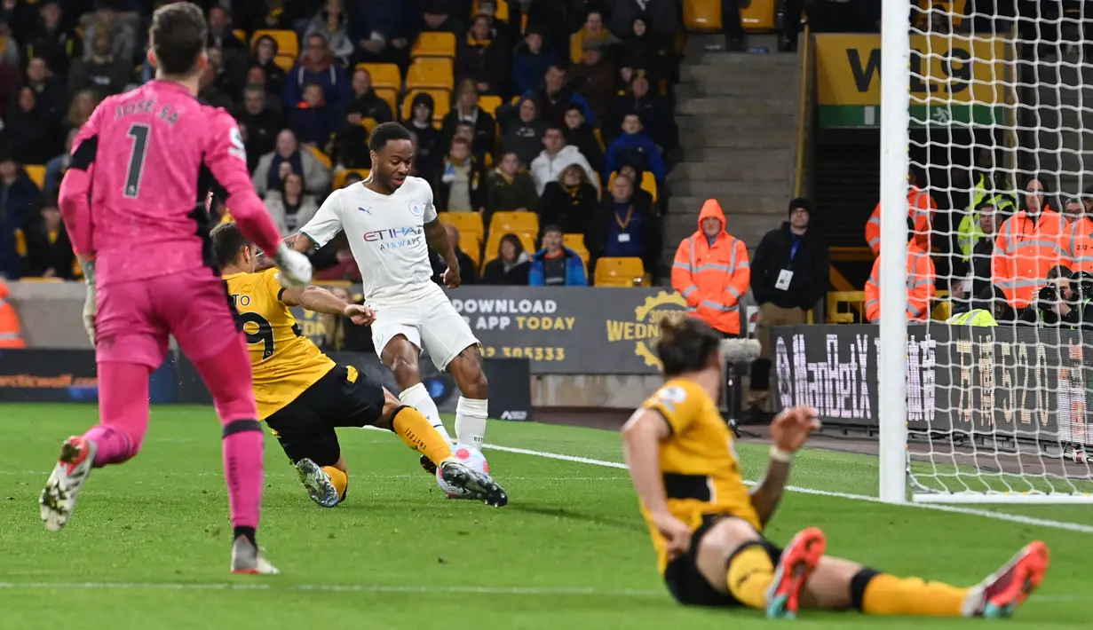 <p>Gelandang Manchester City Raheem Sterling mencetak gol kelima timnya ke gawang Wolverhampton Wanderers pada laga tunda pekan ke-33 Liga Inggris di Molineux Stadium, Kamis (12/5/2022). Kevin De Bruyne mencatatkan empat gol yang menakjubkan saat Manchester City melibas 5-1 tuan rumah Wolverhampton Wanderers. (Paul ELLIS / AFP)</p>