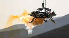 Seorang pendarat menjalani uji coba pendaratan di Mars, Huailai, Hebei, China, Kamis (14/11/2019). Dalam uji coba tersebut pendarat dites melayang, penghindaran rintangan, dan kemampuan perlambatan. (AP Photo/Andy Wong)