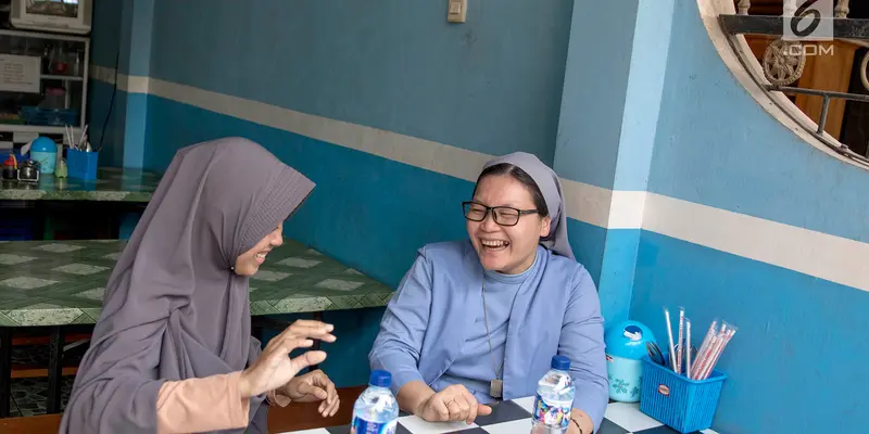 Ela dan Suster Edita, Harmoni dalam Perbedaan