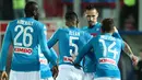 Para pemain Napoli merayakan gol yang dicetak Marek Hamsik ke gawang Crotone pada laga Serie A Italia di Stadion Ezio Scida, Crotone, Jumat (29/12/2017). Crotone kalah 0-1 dari Napoli. (AFP/Carlo Hermann)