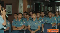 Citizen6, Jakarta: Prajurit KRI Kolinlamil mendapatkan pencerahan hukum dari Diskum Kolinlamil, Mayor Laut (KH) Teguh Sudianto di atas geladak KRI Tanjung Nusanive - 973 Tanjung Priok, Jakarta, Kamis, (26/7). (Pengirim: Kadispen Kolinlamil).