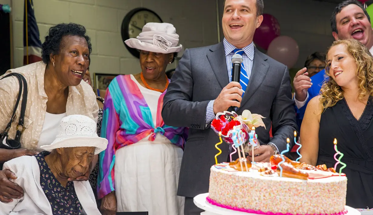 Susannah Mushatt Jones (duduk) yang dikenal sebagai "Miss Susie" saat merayakan ulang tahun ke-116 bersama keluarga di Brooklyn borough, New York, 7 Juni 2015. Miss Susie dinobatkan sebagai wanita tertua di dunia. (REUTERS/Lucas Jackson)