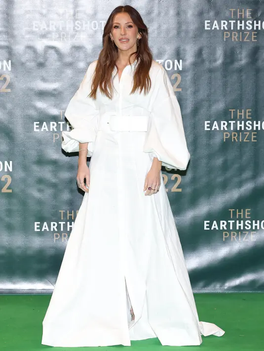 <p>Penyanyi sekaligus penulis lagu asal Inggris, Ellie Goulding saat menghadiri acara penghargaan Earthshot Prize 2022 di MGM Music Hall, Boston, Massachusetts, Amerika Serikat, 2 Desember 2022. Penyanyi berusia 35 tahun itu tampak anggun dalam balutan gaun putihnya yang menampilkan lengan balon, ikat pinggang, dan rok yang melambai. (Mike Coppola/Getty Images/AFP)</p>