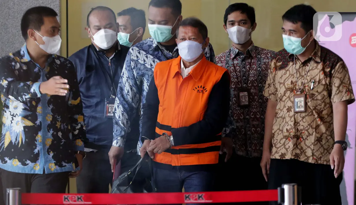 Mantan Dirut PT Pelindo II (Persero) Richard Joost Lino mengenakan rompi tahanan usai diperiksa di gedung KPK, Jakarta, Jumat (26/3/2021). RJ Lino ditetapkan sebagai tersangka pada Desember 2015 lalu dalam dugaan korupsi pengadaan tiga unit Quay Container Crane. (Liputan6.com/Helmi Fithriansyah)