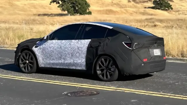 Model Y dengan balutan kamuflase tertangkap kamera sedang diuji di sekitar markas teknik Tesla di Palo Alto, California (Arenaev)