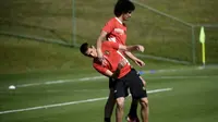 Dua gelandang Manchester United asal Belgia, Marouane Fellaini dan Adnan Januzaj. (AFP/Martin Bureau)
