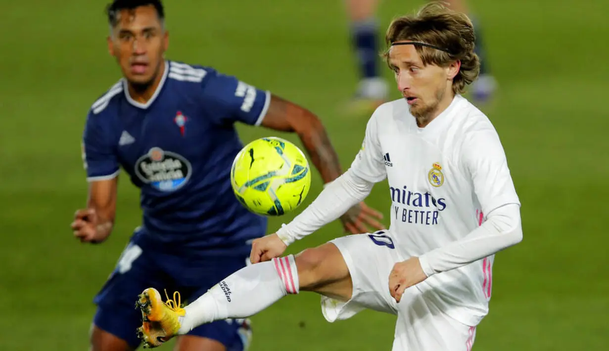 Gelandang Real Madrid, Luka Modric, mengontrol bola saat melawan Celta Vigo pada laga Liga Spanyol di Stadion Alfredo Di Stefano, Sabtu (2/1/2021). Real Madrid menang dengan skor 2-0. (AP/Manu Fernandez)