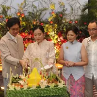 Acara syukuran tujuh bulanan Brandom Salim dan Dhika Himawan digelar dengan suasana hangat mengundang keluarga besarnya. Tampak prosesi pun digelar penuh adat seperti memotong tumpengan. [@ferrysal1m]