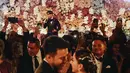Bernyanyi mengiringi first dance pengantin."Sebuah kehormatan bisa mengiringi first dance kedua sahabat gue as a husband and wife,"  tulis Vidi. [Instagram/vidialdiano]
