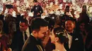 Bernyanyi mengiringi first dance pengantin."Sebuah kehormatan bisa mengiringi first dance kedua sahabat gue as a husband and wife,"  tulis Vidi. [Instagram/vidialdiano]