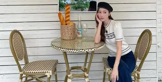 Jika diperhatikan, Jessica Jung seringkali tampil preppy lewat pilihan busana dan gayanya. Di sini, ia terlihat mengenakan kaus berbahan rajut dengan lengan balon dari Christian Dior, celana jeans cutbray, dan topi beret. Foto: Instagram @jessica.syj.