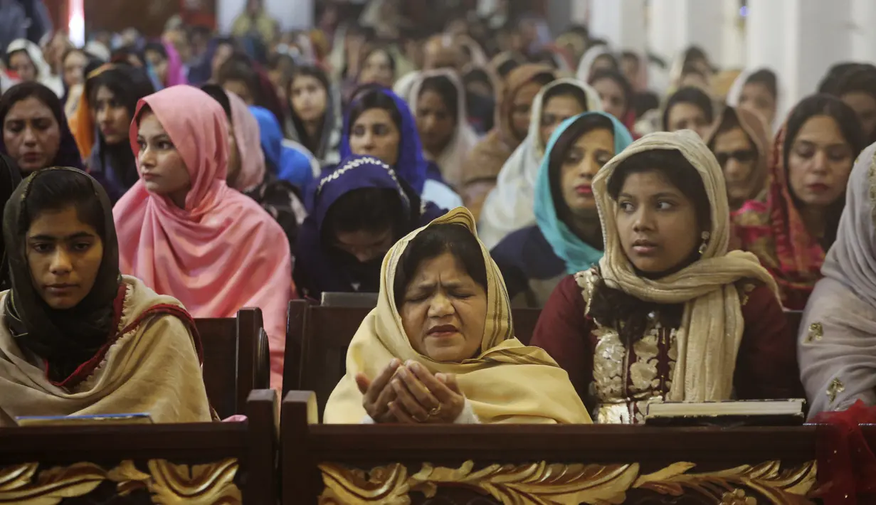 Umat Kristen Pakistan melaksanakan Misa Natal di sebuah gereja di Peshawar, Pakistan, Rabu (25/12/2019). Berdasarkan sensus penduduk pada tahun 1998, umat Kristen di Pakistan berjumlah sekitar satu persen dari keseluruhan penduduk. (AP Photo/Muhammad Sajjad)