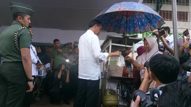 Jokowi meninjau Mekaar Binaan PNM milik BUMN PT Permodalan Nasional Madani (Persero) di Lapangan Sepakbola Gongseng, Kecamatan Ciracas, Jakarta Timur. (Merdeka.com)