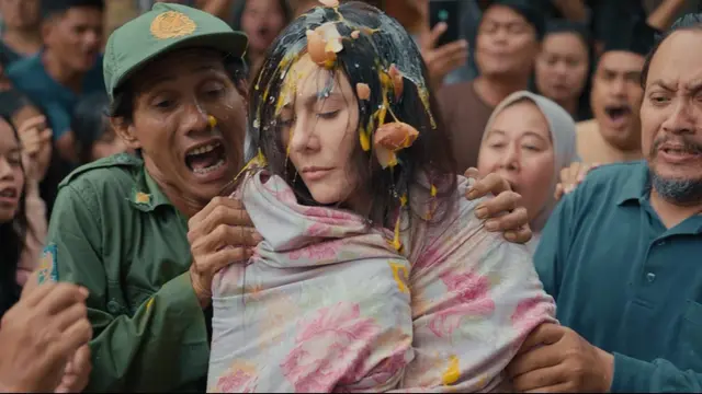 Wulan Guritno sebagai Rina dalam film Norma: Antara Mertua dan Menantu. (Foto: Dok. Dee Company)
