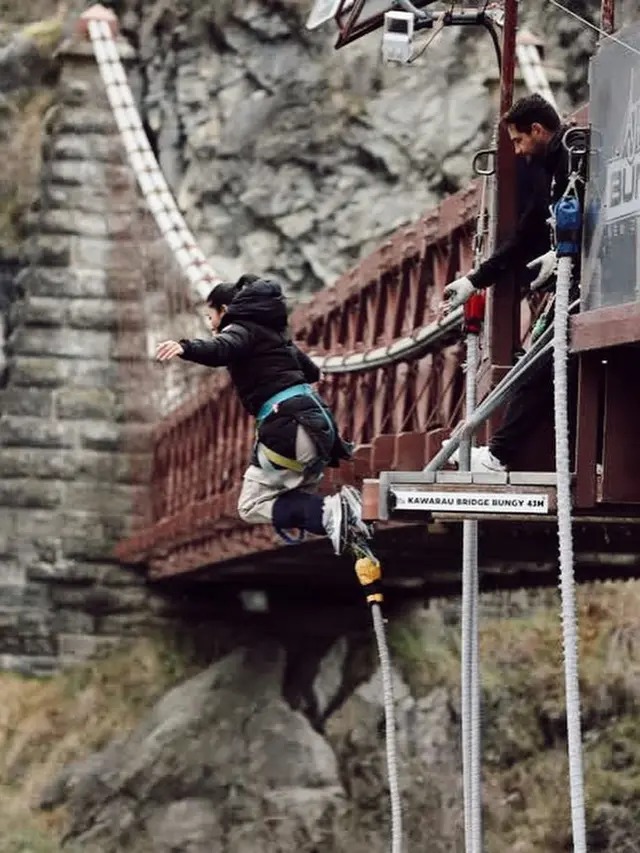 Ternyata Pemberani, Ini 7 Potret Naysilla Mirdad Bungee Jumping di Selandia Baru