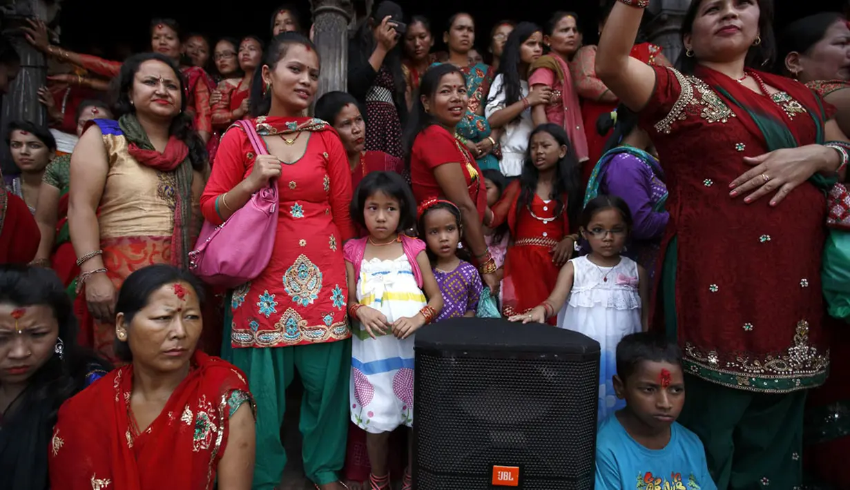 Puluhan orang menyaksikan perayaan festival Teej di Kathmandu, (28/8/2014), yang diwarnai dengan tarian dan nyanyian. (REUTERS/Navesh Chitrakar)