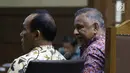 Dirut PT PLN Persero Sofyan Basir (kanan) bersama Direktur Pengadaan Strategis 2 PT PLN Supangkat Iwan Santoso saat menjadi saksi sidang dugaan suap pembangunan PLTU Riau-1 di Pengadilan Tipikor, Jakarta, Selasa (12/2). (Liputan6.com/Helmi Fithriansyah)