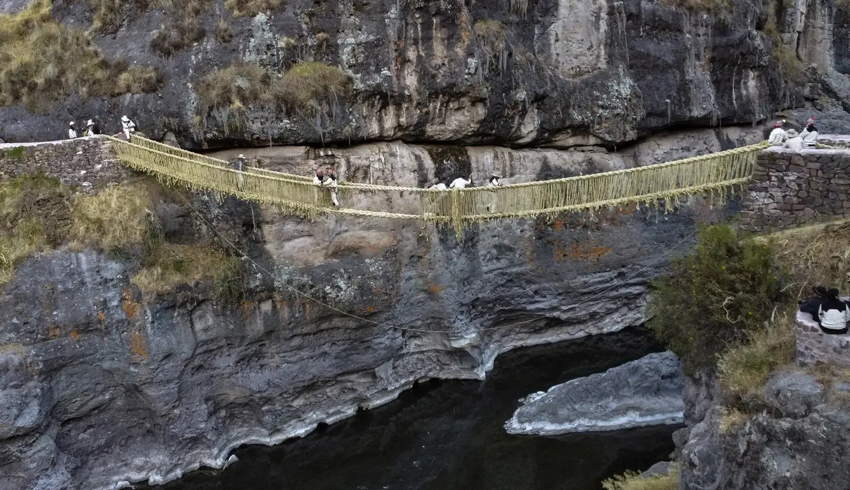Menggantung di atas ngarai yang berliku-liku, Sungai Apurimac mengalir sekitar 10 lantai di bawahnya, penduduk asli Peru tidak menunjukkan rasa takut saat mereka memperbaiki jembatan gantung tali Inca yang berusia berabad-abad – yang terakhir di dunia. (Christian SIERRA / AFP)