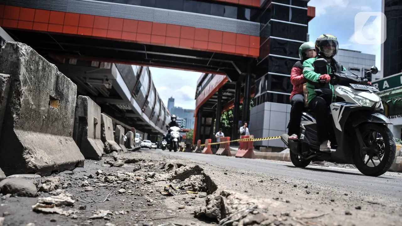 Jalan Rusak di HR Rasuna Said Ancam Keselamatan Pengendar