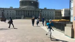 Sejumlah pengunjung yang berada di luar gedung Gedung Capitol, Washington DC, Amerika Serikat, mencari perlindungan pasca pascapenembakan di lokasi tersebut, Senin (28/3). Dalam insiden itu, pelaku dan pengunjung perempuan menderita luka. (REUTERS/WRC-TV)