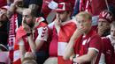 Pendukung Denmark mulai cemas ketika terjadi kepanikan di dalam lapangan serta penanganan medis yang memakan waktu cukup lama dan tak kunjung usai dalam menangani salah satu pemain andalan mereka. (Foto: AP/Pool/Martin Meissner)