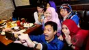Fedi Nuril dan kelima penggemarnya juga menyempatkan berfoto bersama disela acara ngedate bareng di Brewerkz, Jakarta, Selasa (19/5/2015). (Liputan6.com/Faisal R Syam)