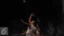 Tunggal putera Indonesia, Ihsan Maulana Mustofa melakukan smes ke arah pebulutangkis Inggris, Rajiv Ouseph di perempat final BCA Indonesia Open 2016, Jakarta, Jumat (3/6/2016). Ihsan unggul 17-21. 21-12, 21-12. (Liputan6.com/Helmi Fithriansyah)