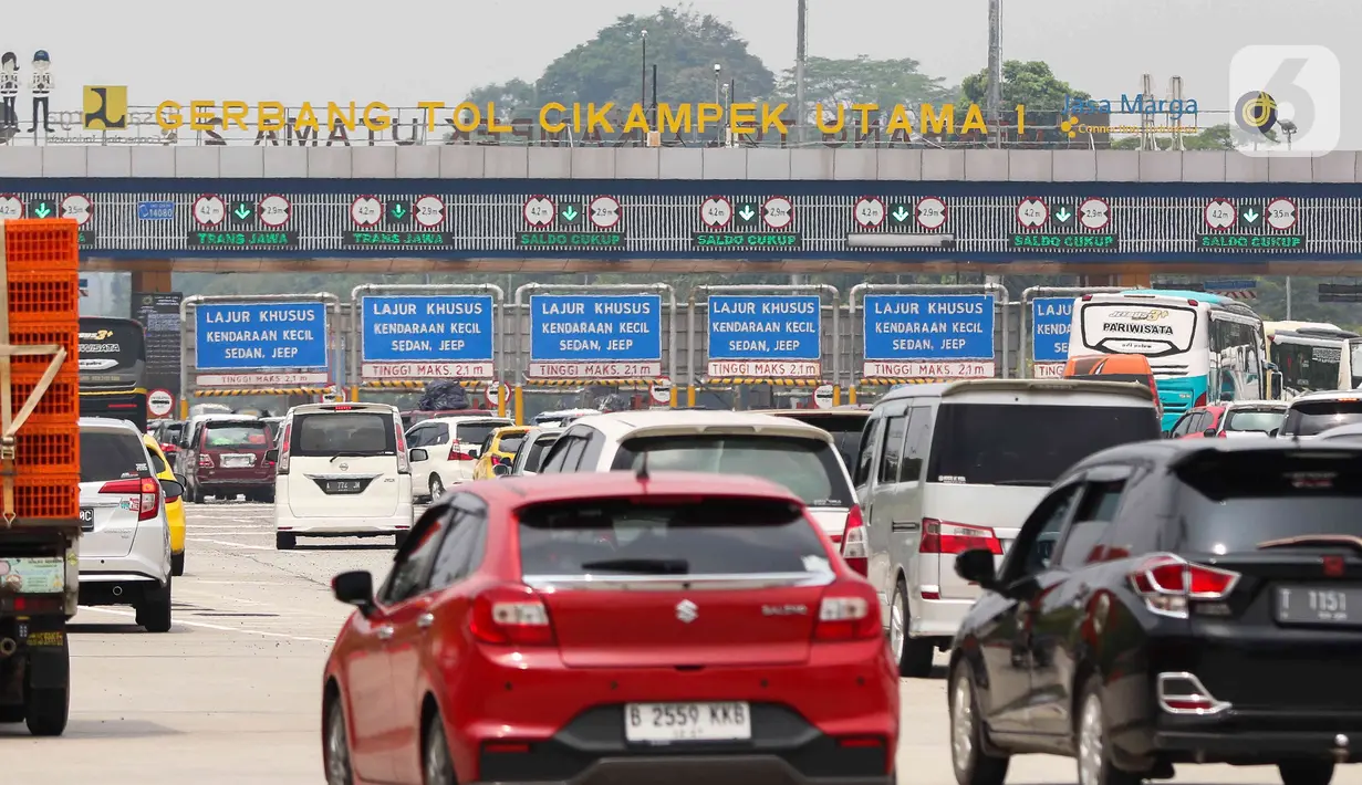 Antrean sejumlah kendaraan pemudik memasuki  Gerbang Tol Cikampek Utama di Karawang, Jawa Barat, Rabu (19/4/2023). (Liputan6.com/Herman Zakharia)