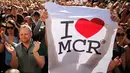 Spanduk 'I Love MCR' dibentang saat aksi solidaritas di Albert Square, pusat kota Manchester, Selasa (23/5). Ribuan warga menggelar doa bersama untuk korban serangan bom di konser Ariana Grande yang menewaskan 22 orang. (AP Photo/Kirsty Wigglesworth)