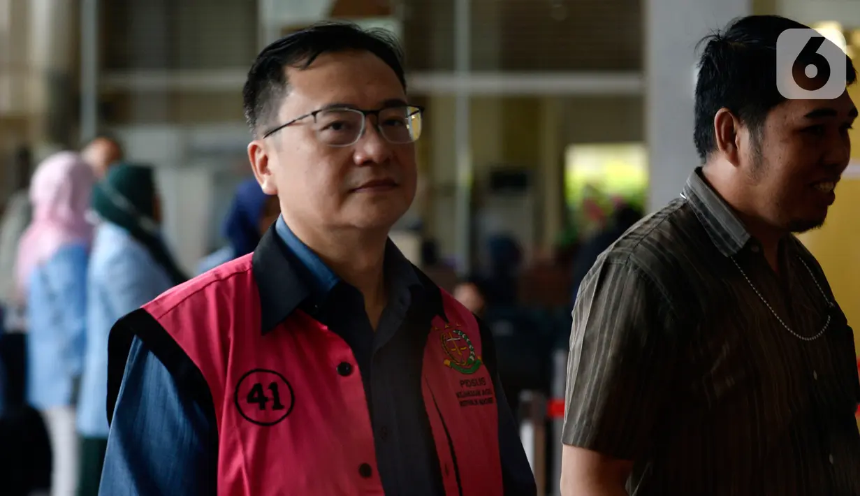 Komisaris PT Hanson International Tbk (MYRX), Benny Tjokrosaputro tiba di Gedung KPK untuk menjalani pemeriksaan oleh penyidik Kejaksaan Agung di Jakarta, Selasa (18/02/2020).  Benny diperiksa sebagai tersangka terkait kasus dugaan korupsi di PT Asuransi Jiwasraya (Persero). (merdeka.com/Dwi Narwoko