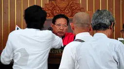 Kuasa hukum Novel Baswedan menyerahkan bukti surat pemohon kepada hakim tunggal Zuhairi saat sidang Praperdilan di PN Jakarta Selatan, Jumat (29/5/2015). Surat bukti tersebut membantah fitnah dari pihak Polri selaku Termohon. (Liputan6.com/Yoppy Renato)
