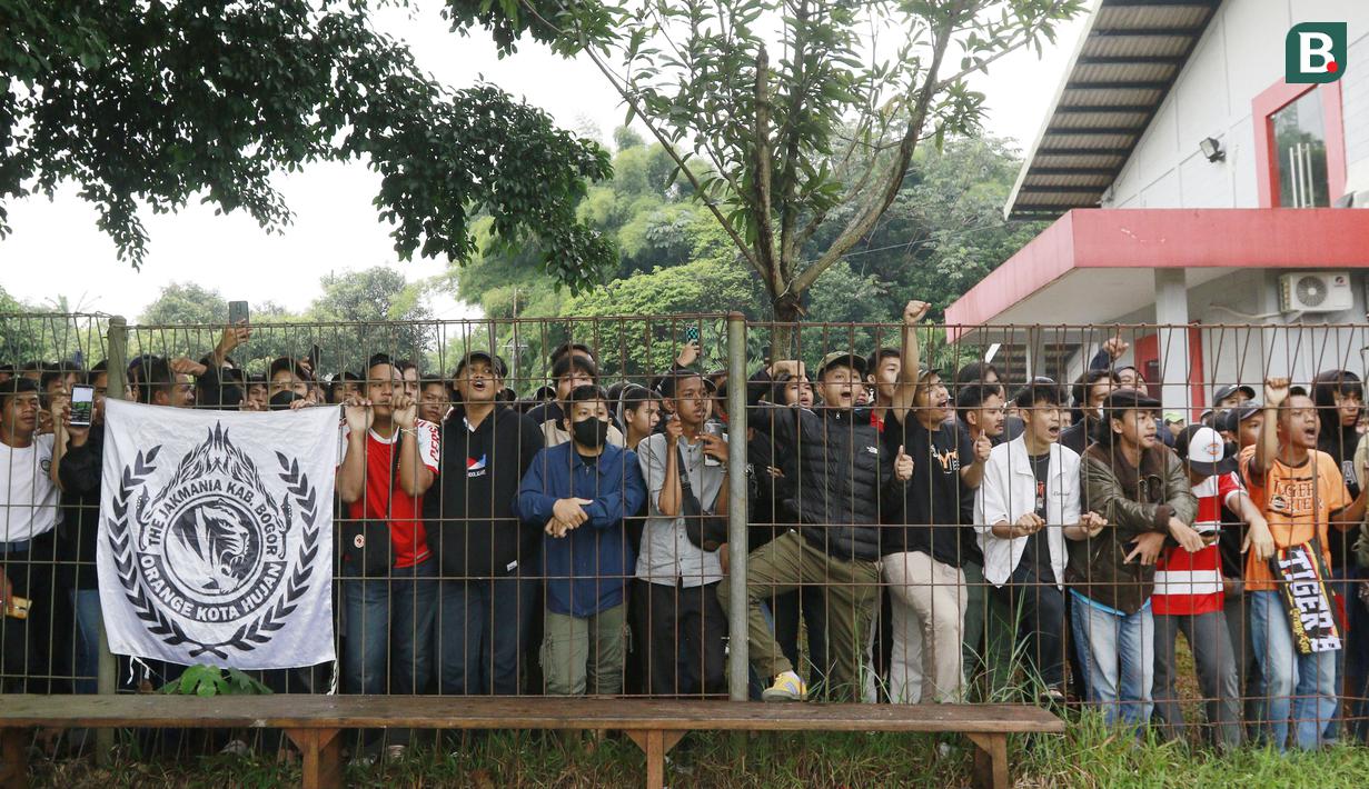 The Jakmania menonton sesi latihan Persija Jakarta di Nirwana Park, Sawangan, Jawa Barat, Rabu (4/1/2023). Pertandingan terdekat yang akan dihadapi Macan Kemayoran adalah melawan Persib Bandung pada laga tunda putaran pertama BRI Liga 1. (Bola.com/M Iqbal Ichsan)