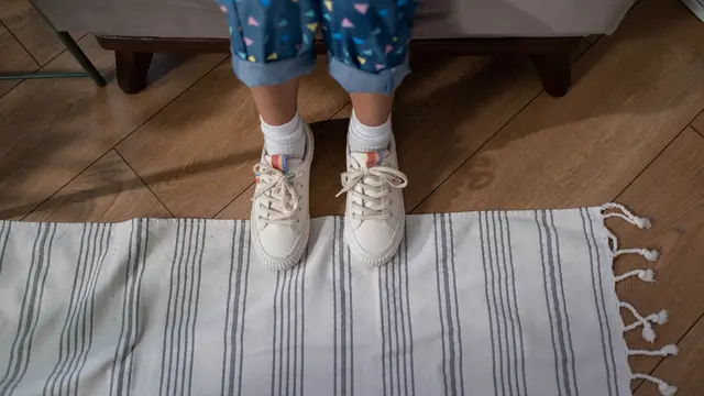 8 Cara Membersihkan Sepatu Putih yang Mudah dan Efektif, Bisa Diterapkan di Rumah