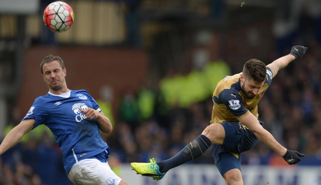 Striker Arsenal, Olivier Giroud, melakukan tembakan ke gawang Everton dalam laga Liga Inggris di Stadion Goodison Park, Sabtu (19/3/2016). (AFP/Oli Scarff)