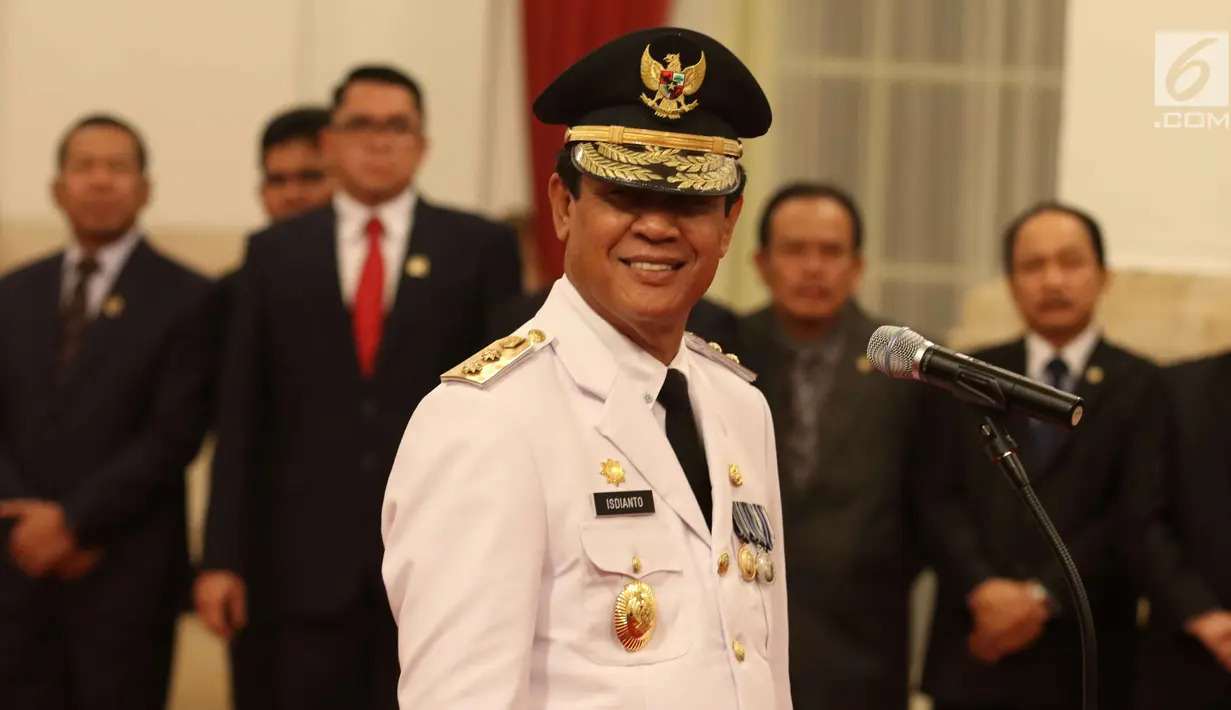 Wakil Gubernur Kepulauan Riau (Kepri) Isdianto usai dilantik Presiden Joko Widodo atau Jokowi di Istana Negara, Jakarta, Selasa (27/3). Jokowi mengambil sumpah Isdianto sebelum resmi menempati jabatan Wakil Gubernur Kepri. (Liputan6.com/Angga Yuniar)