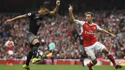 Bek Arsenal, Nacho Monreal, berusaha menahan laju penyerang Southampton, Dusan Tadic. Pada laga ini Arsenal memakai formasi 4-3-2-1, sementara Southampton menggunakan skema 4-3-3. (Reuters/Dylan Martinez)
