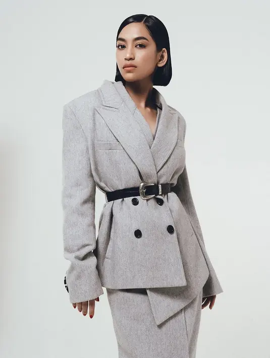 Model Tanah Air dengan tinggi badan 170 cm ini memang sangat luwes saat sesi pemotretan. Jas yang ia kenakan terasa elegan sehingga penampilannya terlihat menawan. Tak ayal, foto Taskya pakai jas ini banjir like dan komentar dari netizen. (Liputan6.com/IG/@taskyanamya)