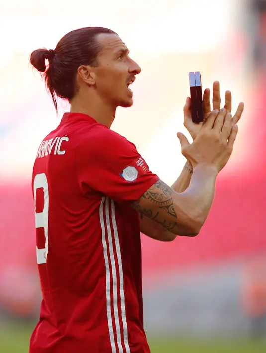 Zlatan Ibrahimovic bertepuk tangan menyapa para fans usai menjuarai Piala Community Shield di stadion Wembley, London, Inggris, (1/8). Ini  merupakan trofi pertama Ibrahimovic berseragam MU. (Reuters/Andrew Couldridge)