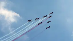 Langit Jakarta dipenuhi atraksi udara spektakuler dalam peringatan Hari Ulang Tahun (HUT) ke-80 Kemerdekaan Republik Indonesia, Minggu (17/8/2025). (KapanLagi.com/Budy Santoso)
