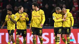 Pemain Borussia Dortmund, Donyell Malen (kanan) melakukan selebrasi bersama rekan-rekannya setelah mencetak gol PSV pada laga leg pertama 16 besar Liga Champions 2023/2024 di The Philips Stadium, Eindhoven, Belanda, Rabu (21/02/2024) dini hari WIB. (AFP/John Thys)