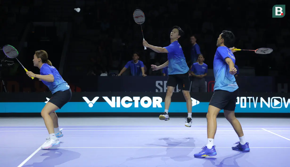 Yuta Watanabe (tengah) dari tim Lightning berusaha mengembalikan kok ke arah tim Rockets dalam laga pertama 3v3 Badminton XL 2025 di Istora Senayan, Jakarta, Sabtu (04/10/2025). (Bola.com/Bagaskara Lazuardi)