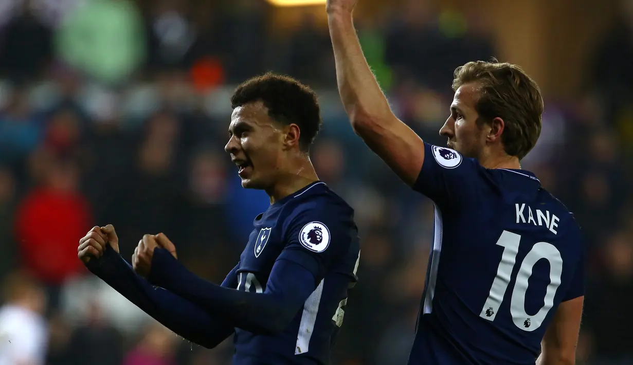 Pemain Tottenham Hotspur, Dele Alli merayakan golnya bersama Harry Kane pada laga pekan ke-22 Premier League kontra Swansea City di Stadion Liberty, Selasa (2/1). Alli menyumbangkan satu dari dua gol kemenangan Tottenham Hotspur. (Geoff CADDICK / AFP)