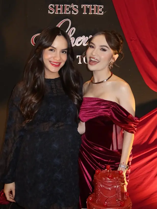 Steffi Zamora saat Hadir di Pesta Ulang Tahun Elina Joerg kenakan mini dress. [@steffizamoraaa]