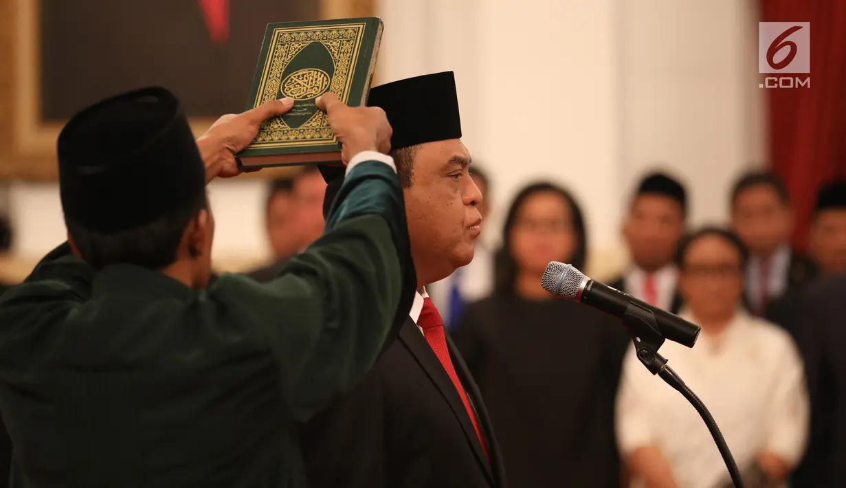 Komjen Syafruddin diambil sumpahnya saat dilantik sebagai Menteri Pendayagunaan Aparatur Negara dan Reformasi Birokrasi (PANRB) di Istana Negara, Jakarta, Rabu (15/8). Komjen Syafruddin sebelumnya menjabat sebagai Wakapolri. (Liputan6/HO/Pian)