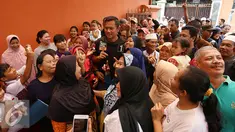 Cagub DKI Jakarta nomor urut satu, Agus Harimurti Yudhoyono (AHY) blusukan ke Kelurahan Kebayoran Lama Utara, Jakarta, Selasa (6/12). AHY bertatap muka dengan warga tersebut dan mendengarkan keluahan mereka. (Liputan6.com/Johan Tallo)