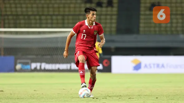 <p>Pemain Timnas Indonesia U-17, Ji Da Bin, mengontrol bola dalam pertandingan uji coba melawan Timnas Korea Selatan U-17 yang berlangsung di Stadion Patriot Candrabhaga, Bekasi, Rabu (30/8/2023). (Bola.com/Abdul Aziz)</p>